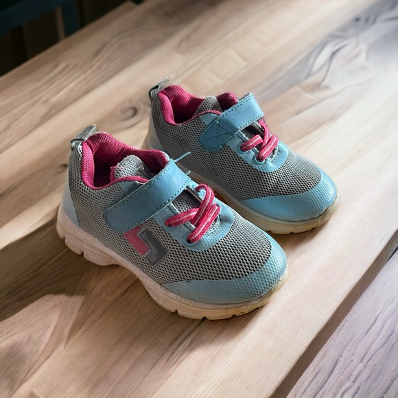 Sky blue  size 9 toddler gym shoe no brand, pink inside - Picture 2 of 8